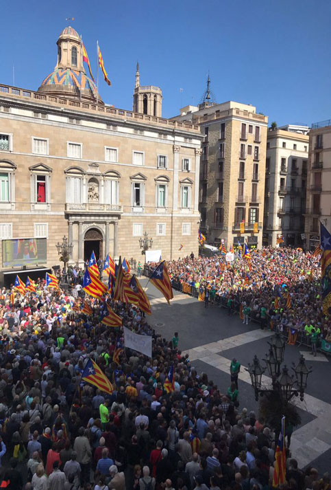 "Esto no va de independencia, va de defensa de los derechos y las libertades de Cataluña", dijo la alcaldesa de Barcelona, Ada Colau,.
