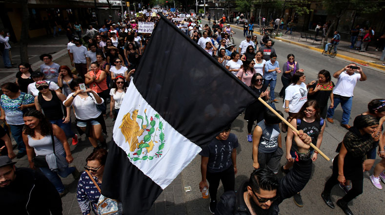 Los asistentes ondearon la bandera de México con dos franjas negras por las principales avenidas de Guadalajara. 