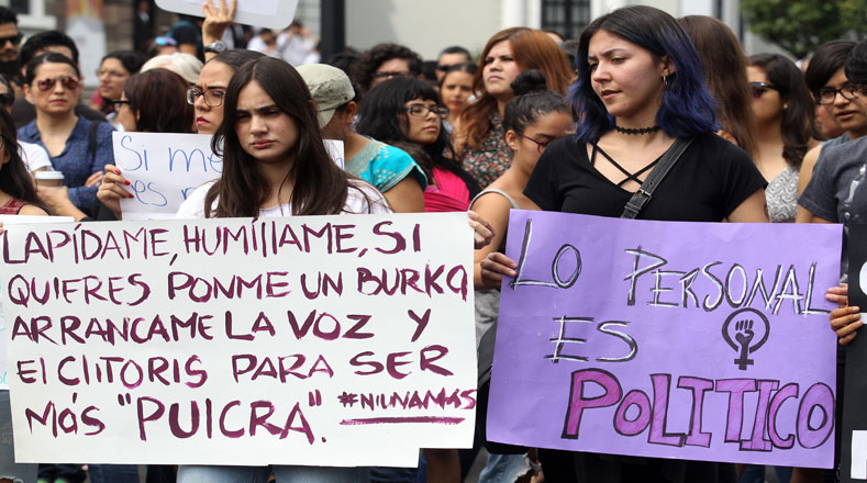 Jóvenes mexicanas mostraron su solidaridad y gritaron firmes consignas.