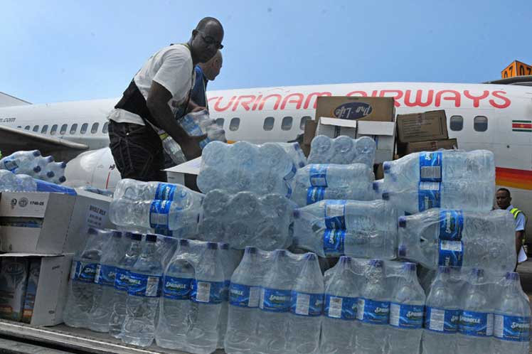 El cargamento está compuesto por arroz, agua, leche, sábanas y productos de aseo para los afectados por el huracán.