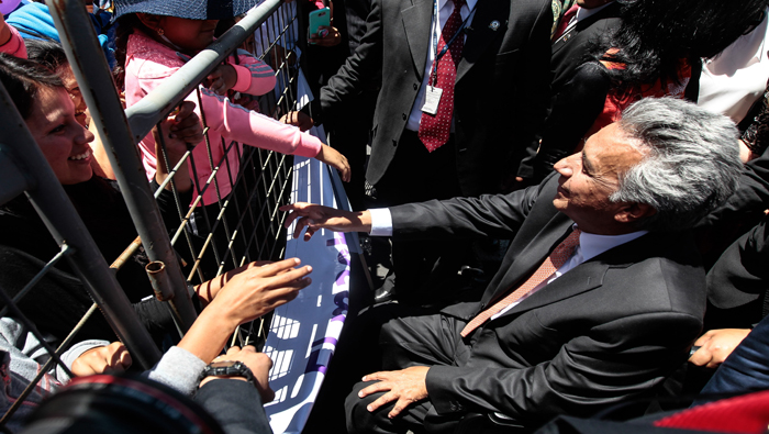 El presidente Moreno (d) mientras saludaba a simpatizantes en agosto pasado.