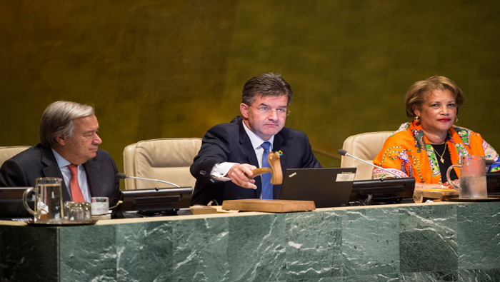 El presidente de la Asamblea General en su 72ª período de sesiones, Miroslav Lajcák (c), y el secretario general de la ONU, António Guterres (i), son los convocantes.