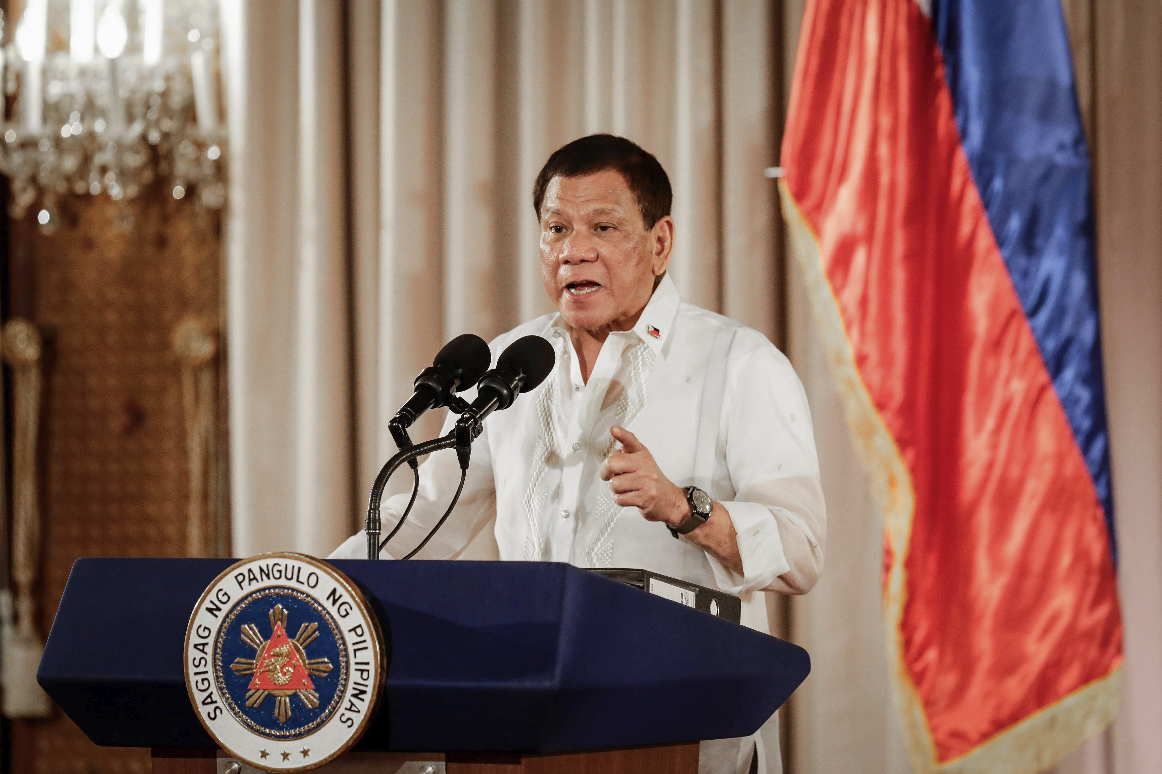 Duterte ordenó que la policía lleve a periodistas en sus trabajos de campaña contra las drogas, para confirmar el cumplimiento de la ley.