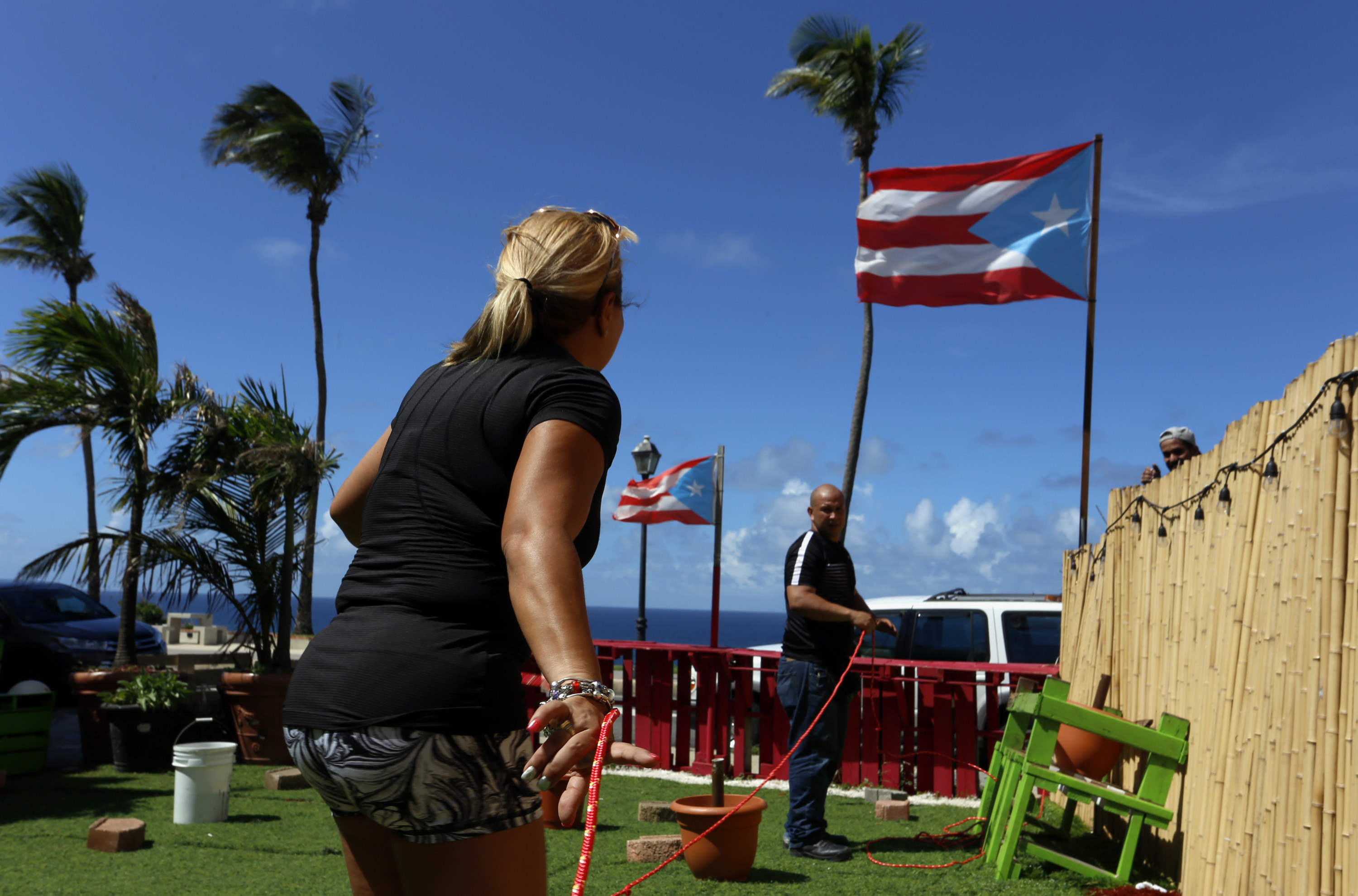 Habitantes de Puerto Rico se preparan ante el pronto arribo de María.