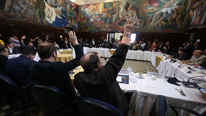 Los jefe de los bloques parlamentarios votan durante una reunión para que Jimmy Morales pueda ser investigado por un supuesto delito de financiación electoral ilícita.