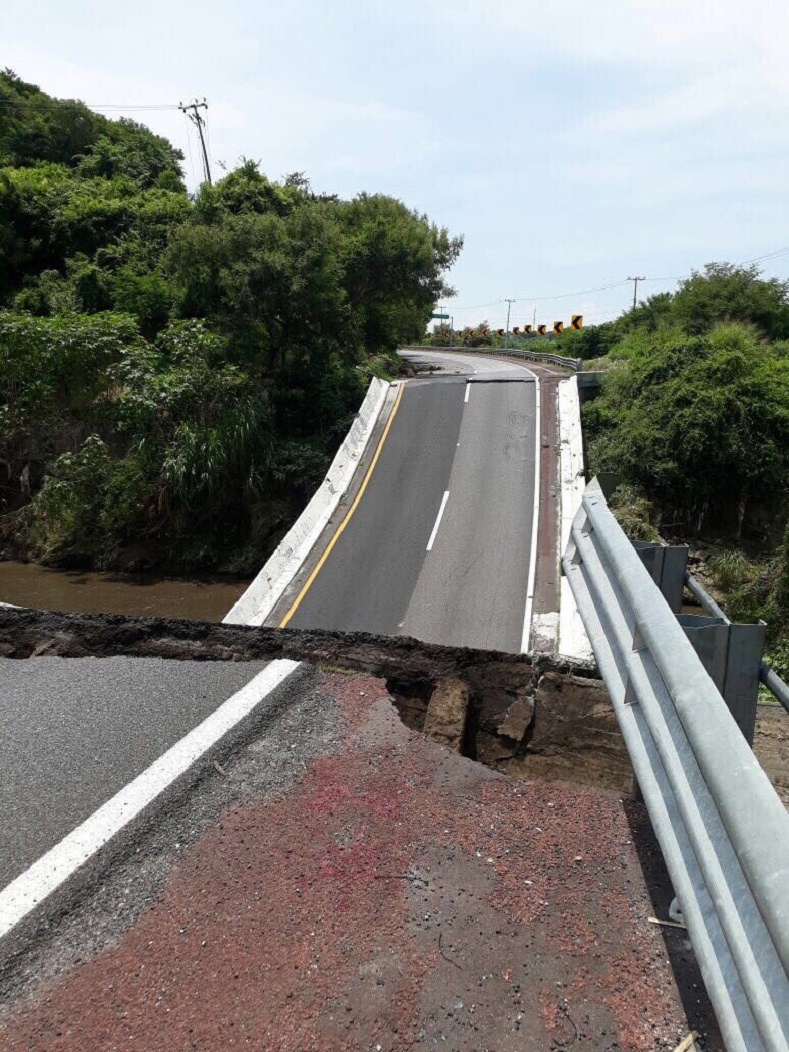Mexico Highway – Acapulco section Cuernavaca – Chilpancingo kilometers 109 collapsed in lanes heading south..