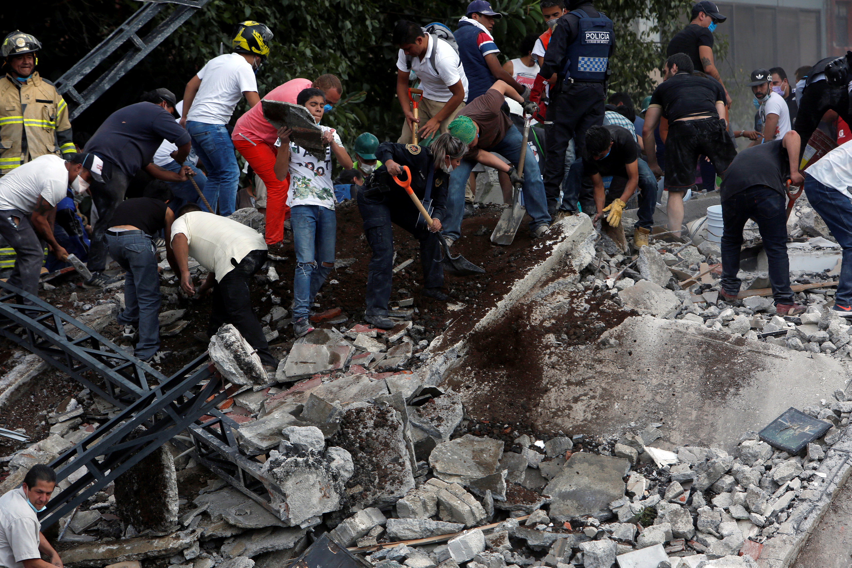 Este 2017, los mexicanos se sumaron a las labores de rescate organizadas por las autoridades como ocurrió en 1985.