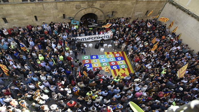Centenares de personas se han concentrado este mediodía en la plaza Paeria de Lleida para denunciar las detenciones realizadas hoy por la Guardia Civil en el marco de la operación puesta en marcha para frenar el referendo.