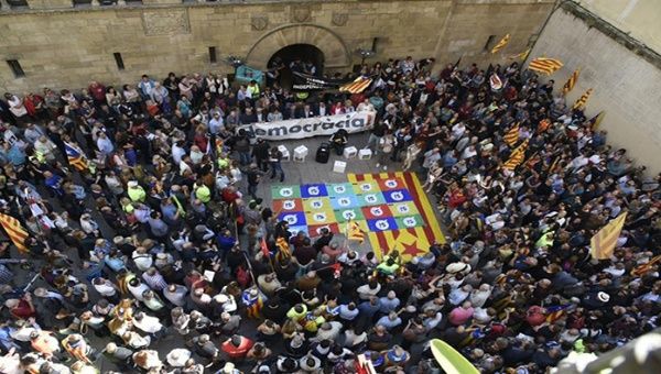 Centenares de personas se han concentrado este mediodía en la plaza Paeria de Lleida para denunciar las detenciones realizadas hoy por la Guardia Civil en el marco de la operación puesta en marcha para frenar el referendo. 