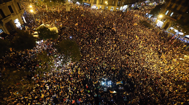 Las detenciones y registros fueron efectuados por la Guardia Civil española, por lo que cientos de catalanes protestaron contra la medida.