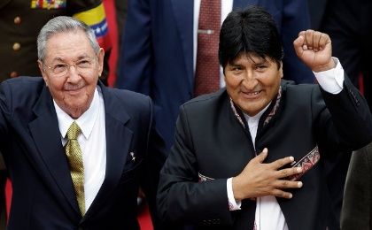 The Cuban President Raul Castro (L) and his Bolivian counterpart Evo Morales (R). 