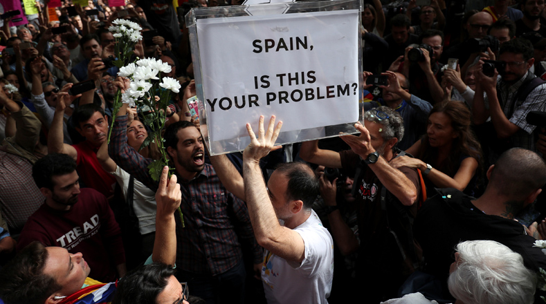 El presidente del Gobierno catalán, Carles Puigdemont, llamó a la ciudadanía a dar una respuesta cívica ante el operativo policial.