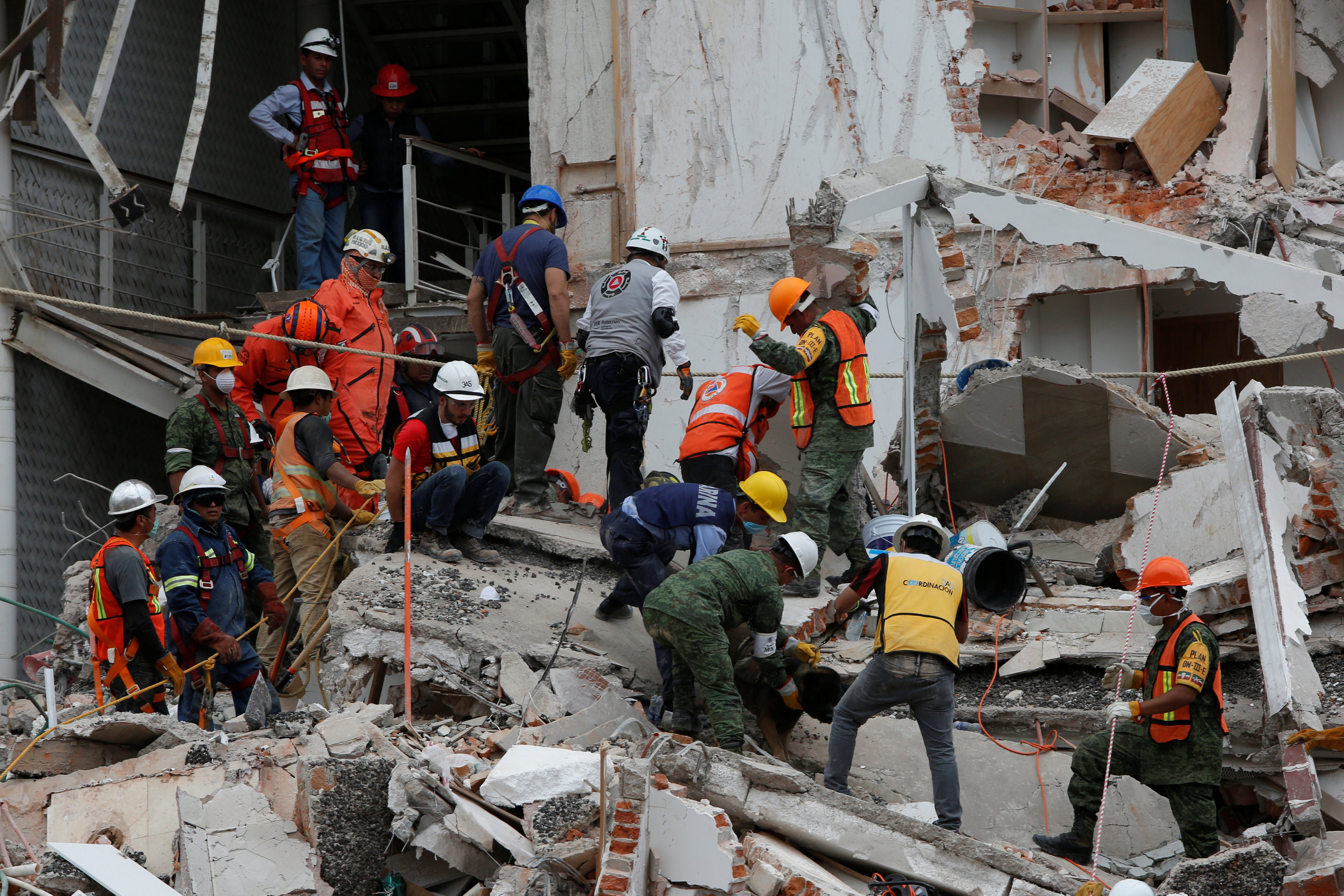 Autoridades y voluntarios continúan en las labores de búsqueda entre los escombros de las estructuras colapsadas.