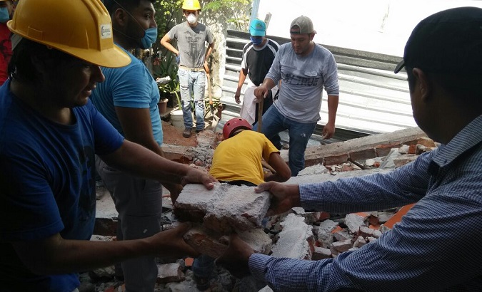 Volunteers remove rubble from a collapsed buidling in Cuernavaca, Morelos.