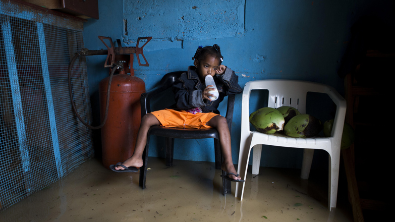 Dominicanos se refugian en albergues por paso del huracán María