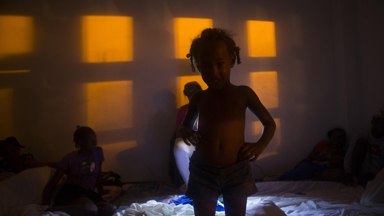Familias se refugiaron en albergues el miércoles para esperar el paso del huracán María por República Dominicana.