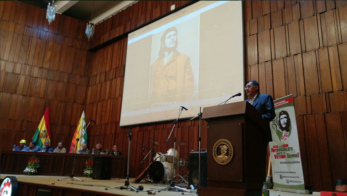 El homenaje se efectuó este jueves en el auditorio del Banco Central de Bolivia, donde el ministro de Trabajo, Héctor Hinojosa, expresó que recuerdan al Che por su ejemplo revolucionario.