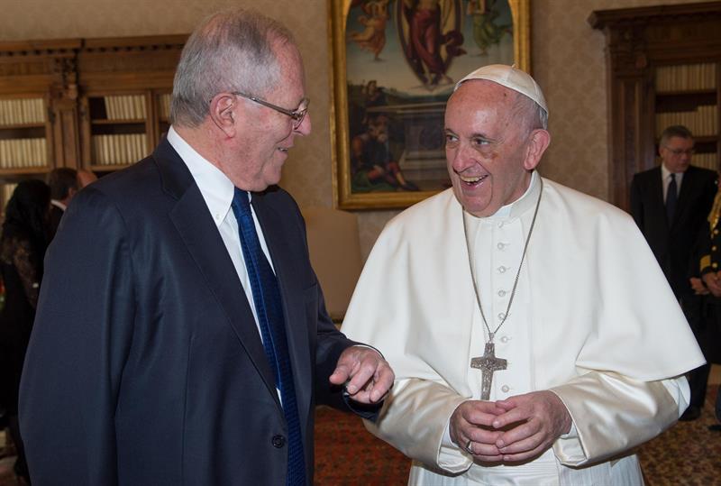 El papa entregó al presidente peruano un medallón de bronce, un obsequio que simboliza la 