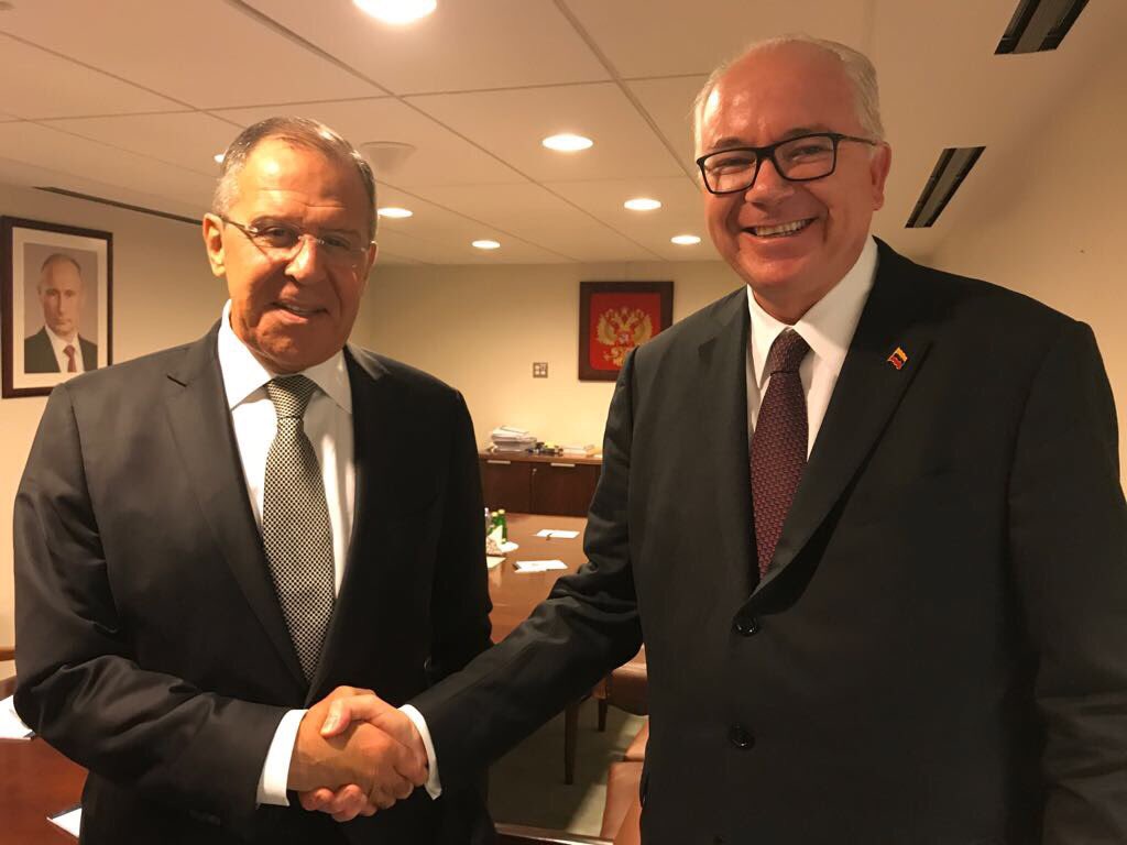 Canciller ruso Serguei Lavrov junto al embajador venezolano ante la ONU, Rafael Ramírez,  al salir de reunión de trabajo.