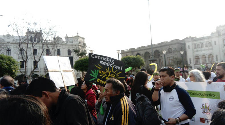 Cerca de 300 personas se desplazaron por la avenida Garcilaso de la Vega con la intención de llegar a la Plaza San Martín de Perú.