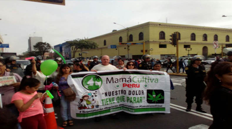 La movilización a favor del comercio legal de cannabis medicinal empezó en el Campo de Marte e inició a las 13H00 hora local.