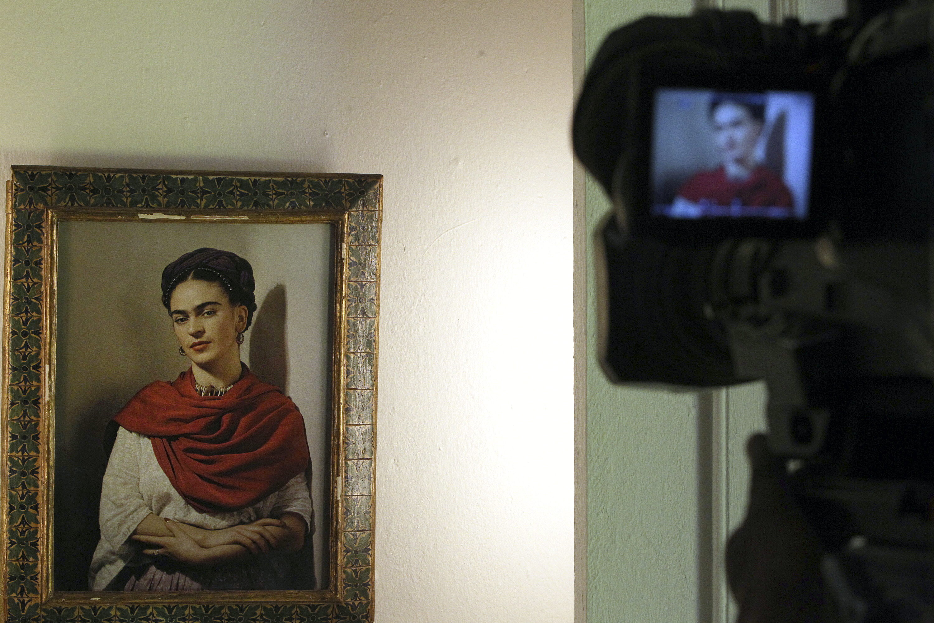 La exposición incluye retratos de Frida realizados por el fotógrafo Nickolas Muray, fotografías de Bernice Kolko y cuadros de Fanny Rabel, discípula de Kahlo.