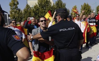 Denuncian que el PP ha trasladado a los agentes policiales a Barcelona y ha desprotegido a los cargos electos presentes en la Asamblea de Unidos Podemos. 