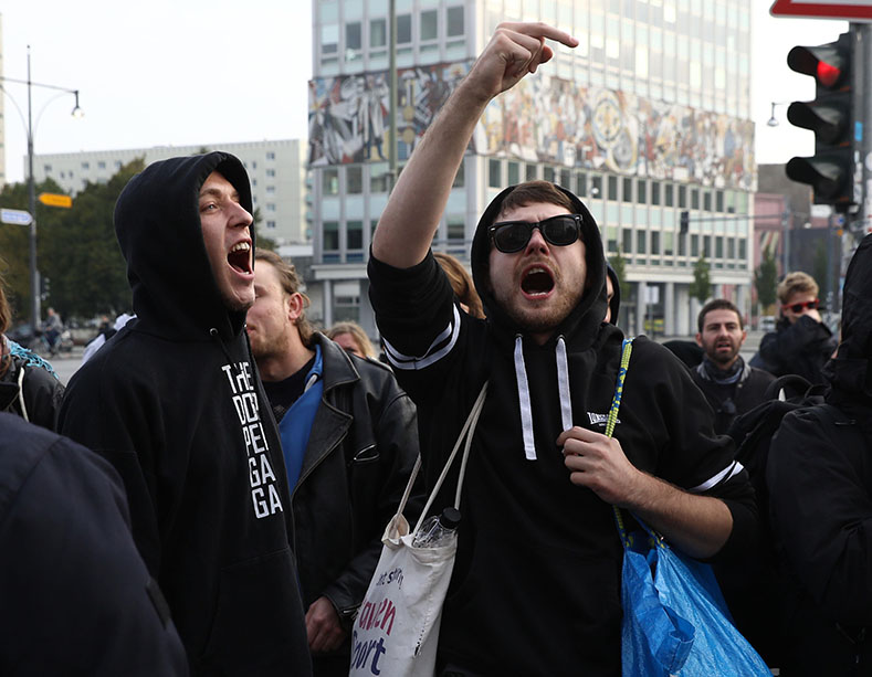 Manifestantes protestan contra el partido anti-inmigración Alternative for Deutschland AfD después de las elecciones generales alemanas en Berlín, Alemania,.