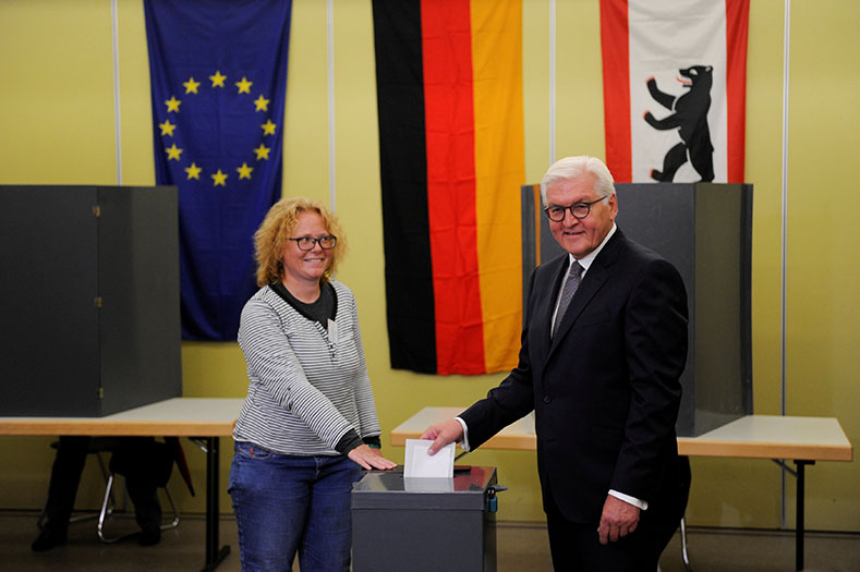 El presidente alemán Frank-Walter Steinmeier emitió su voto en las elecciones en Berlín.