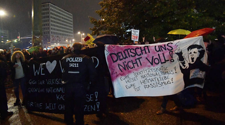 Alemanes se organizaron para manifestar en contra del resultado de las elecciones de manera espontánea en las sedes de Alternativa por Alemania (AfD) en Colonia (oeste), al igual que en Fráncfort (centro), Múnich (sur) y Berlín (este).