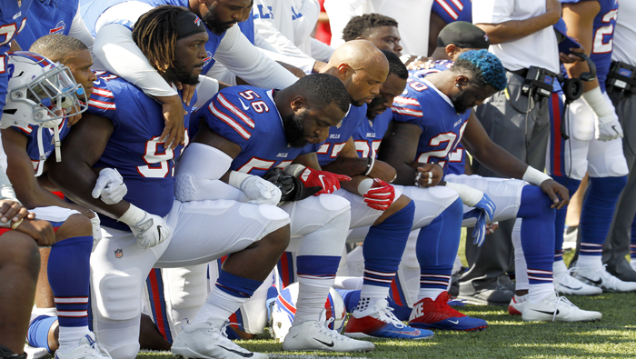 Jugadores de los Bills de Buffalo se arrodillan durante el himno de EE.UU. antes de un partido de la NFL, en protesta por el racismo en el país norteamericano.