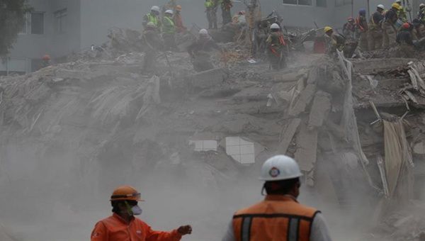El número de víctimas fatales del terremoto en el centro de México supera las 300. 