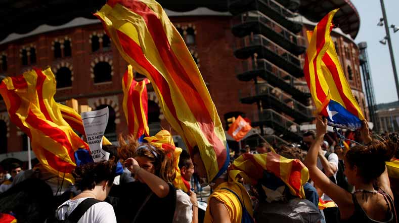 Estudiantes de secundaria y universitarios salieron este jueves a manifestar en Barcelona en respaldo a la realización del referendo catalán.