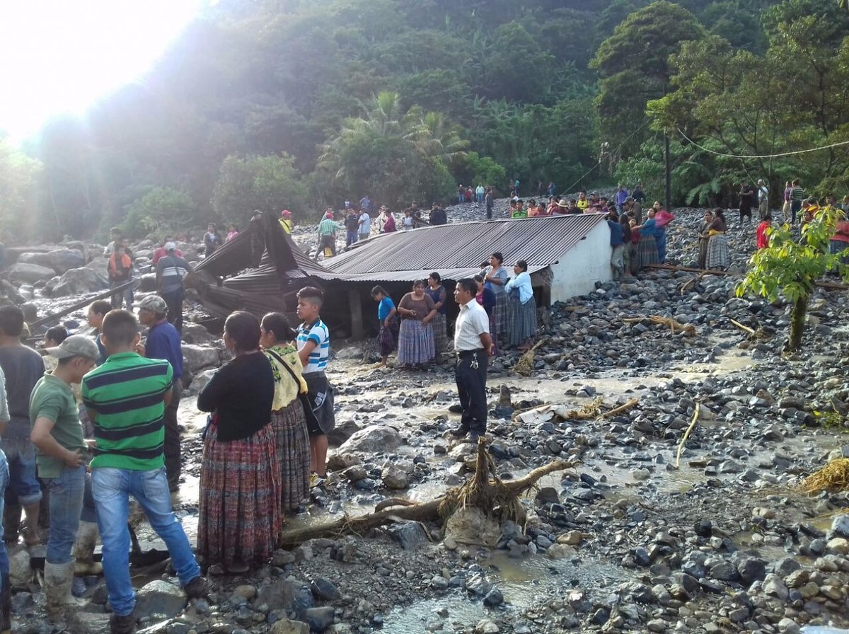 Las autoridades guatemaltecas se encuentran en la búsqueda de ocho personas que podrían estar bajo el lodo.