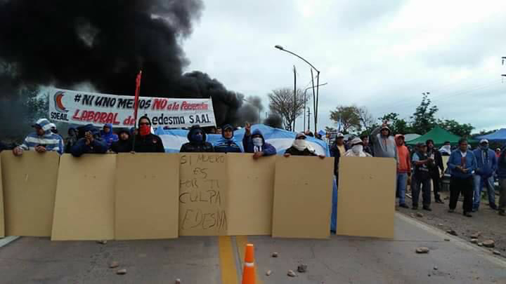 La manifestación de los trabajadores se realizó en el puente sobre el río San Lorenzo, en Libertador, donde fueron desalojados con gases y balas de goma por la policía.