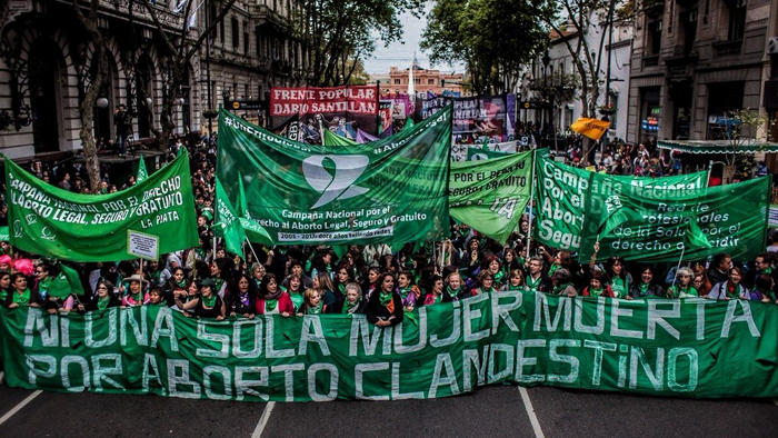 Miles de mujeres argentinas marcharon este viernes para exigir el derecho a un aborto legal, seguro y gratuito.
