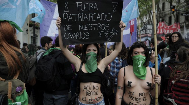 Las mujeres exigieron la anulación de los artículos del Código Penal argentino que criminalizan y encarcelan a quienes realizan abortos y a las mujeres que toman la decisión sobre su cuerpo.