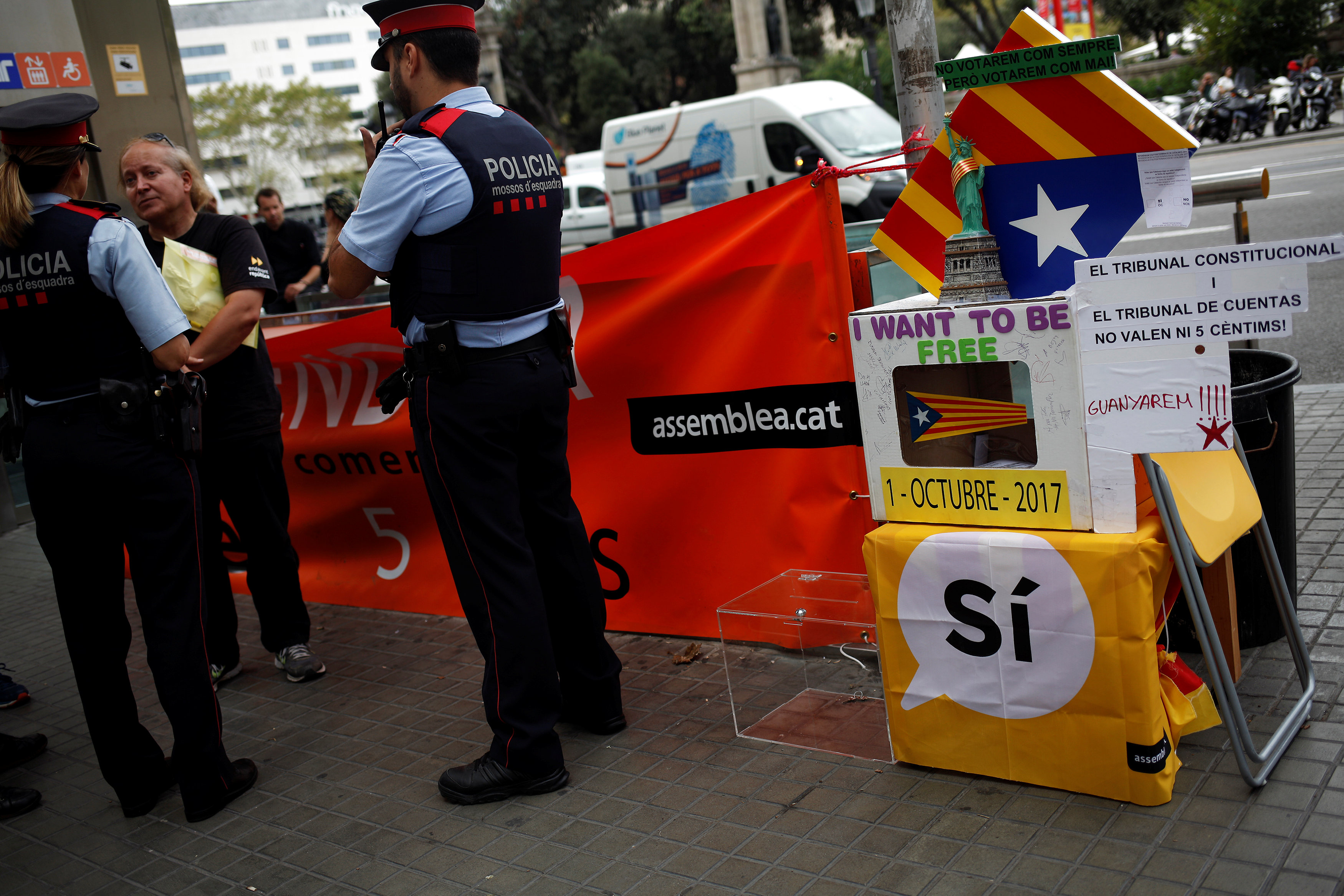 España clausura 1.300 centros de votación en Cataluña