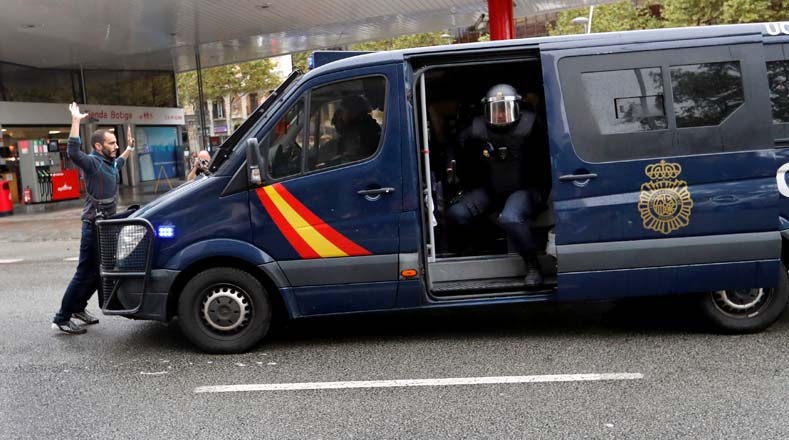 Varias demostraciones de valentía dieron los catalanes ante el despliegue también de la Guardia Civil española.