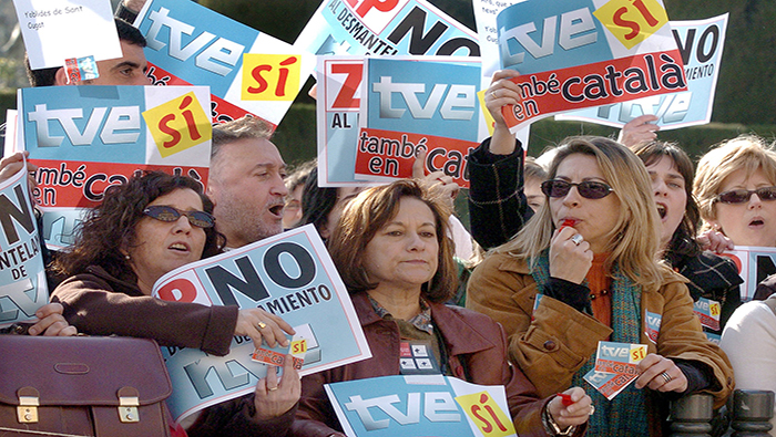 Los trabajadores de TVE muestran su inconformidad ante la televisora por incumplir con su deber informativo del proceso en Cataluña.