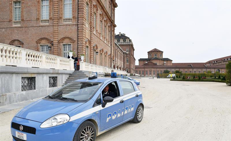Los funcionarios italianos señalaron que dos policías fueron arrestados tras ser acusados de utilizar información extraída de una base de datos de la policía para realizar extorsiones.