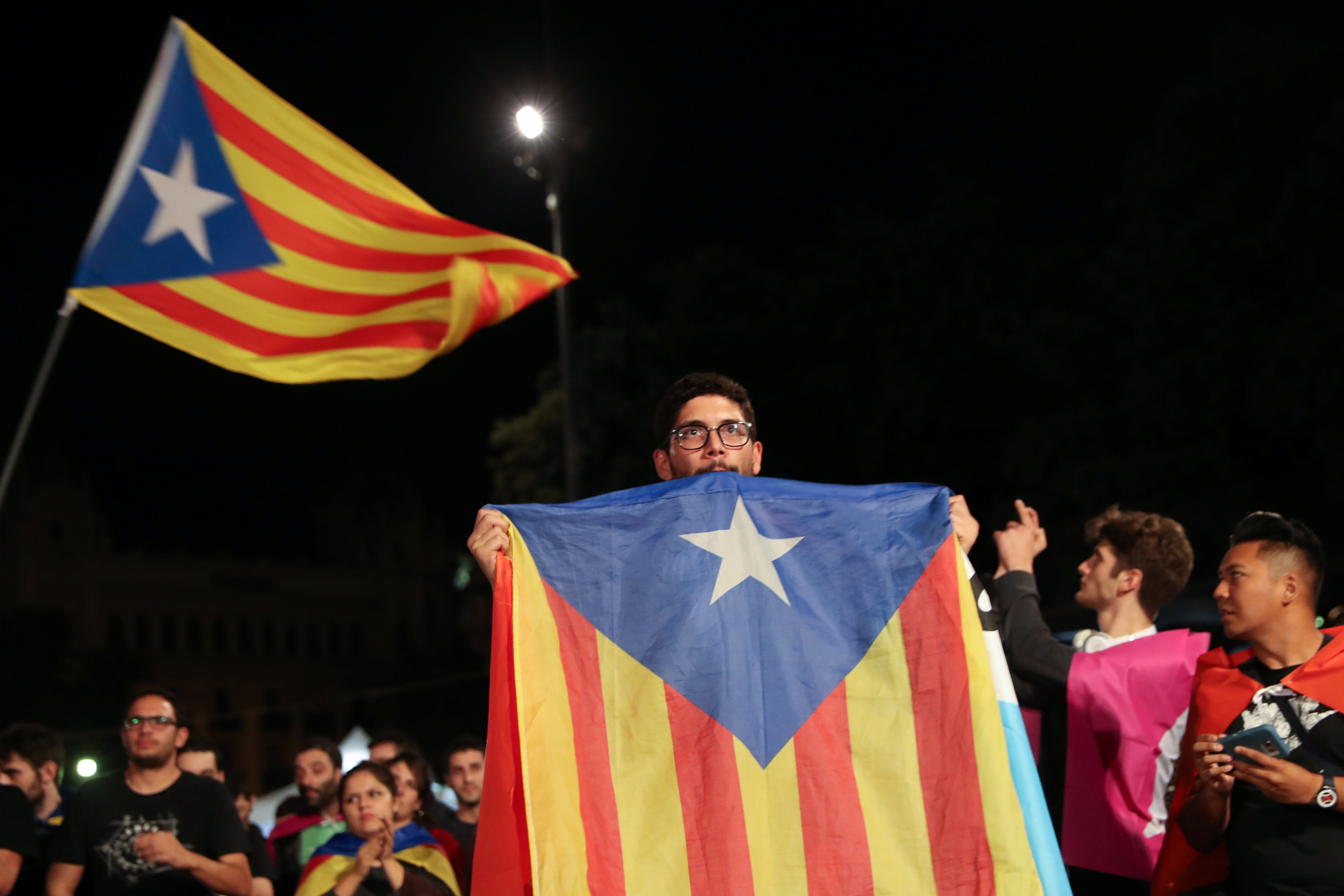 Ahora, existe una lucha por el derecho catalán a decidir su futuro y la irreformabilidad del Estado español.