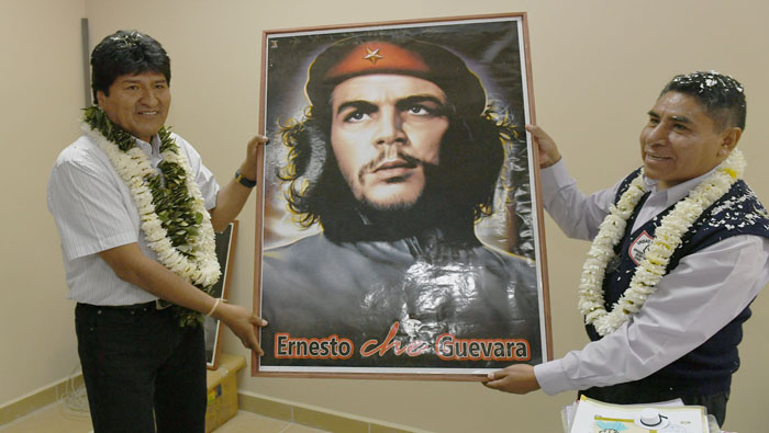 El 12 de septiembre el presidente Morales (i) entregó la Unidad Educativa Ernesto Che Guevara.