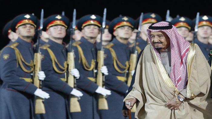 El rey saudí fue recibido en Moscú con los honores correspondientes.