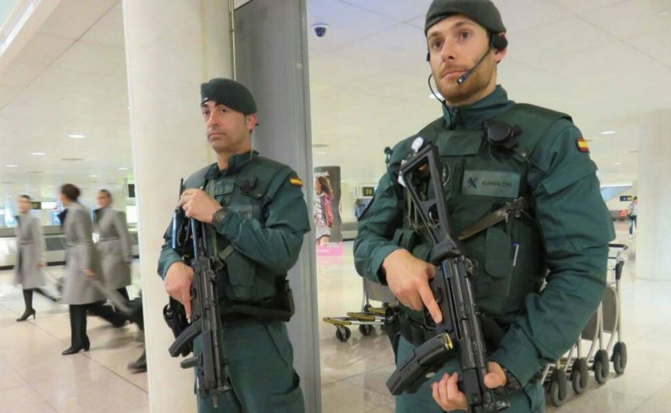 Al menos 150 efectivos del Grupo de Acción Rápida de la Guardia Civil de España, se encuentran en el aeropuerto de El Prat