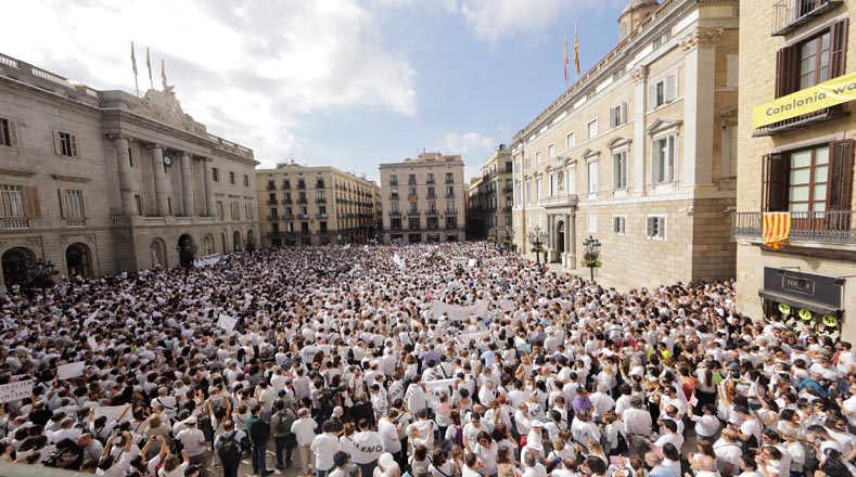 Centenares de personas se concentraron en la plaza de Sant Jaume de Barcelona, frente al Ayuntamiento, bajo el lema "Parlem? ¿Hablamos?