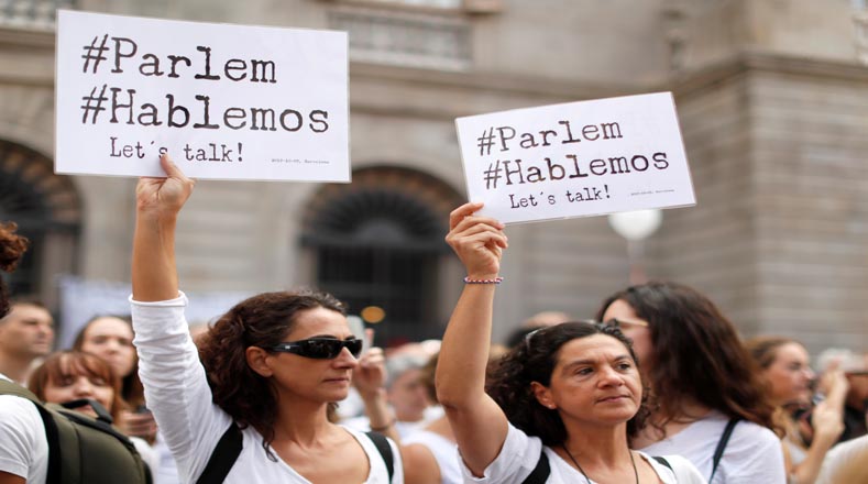 Con camisas blancas y pancartas que decían #Parlem #Hablemos las personas manifestaban “el pueblo catalán no quiere división”. 
