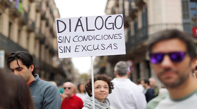 En Barcelona, alrededor de 2.000 personas se concentraron en la plaza de Sant Jaume, en donde pedian "Si us plau, dialoguen" (por favor, dialoguen).