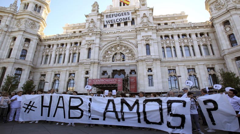 "Hablamos" fue el lema principal de la concentración que reunió a las ciudades españolas a favor del diálogo.