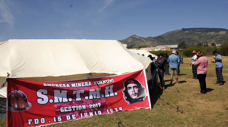 Con una peregrinación en el poblado de La Higuera, el presidente de Bolivia Evo Morales dio inicio al homenaje al Che, a quien le brindó una ofrenda floral. 